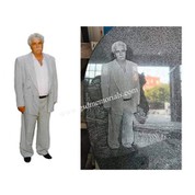 Mees söövitatud hauakivile