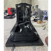 Mees koerte söövitava hauakiviga